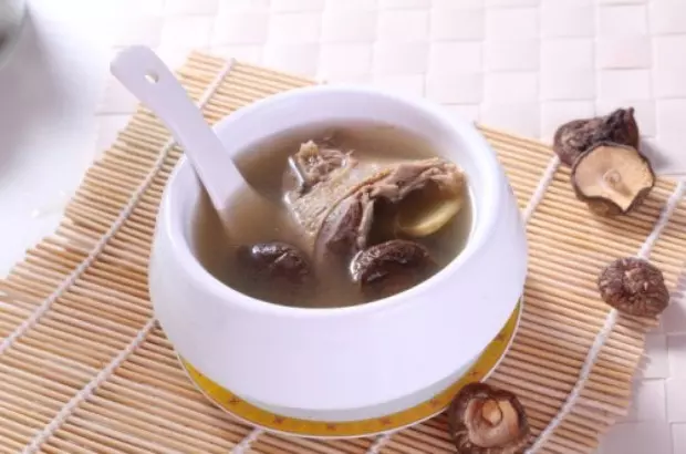 林志鹏自动烹饪锅烹制香菇炖鸽-捷赛私房菜