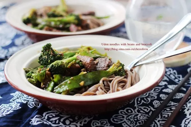 蕎麥麵與炒牛肉和新鮮蔬菜/Udon noodles with beans and broccoli