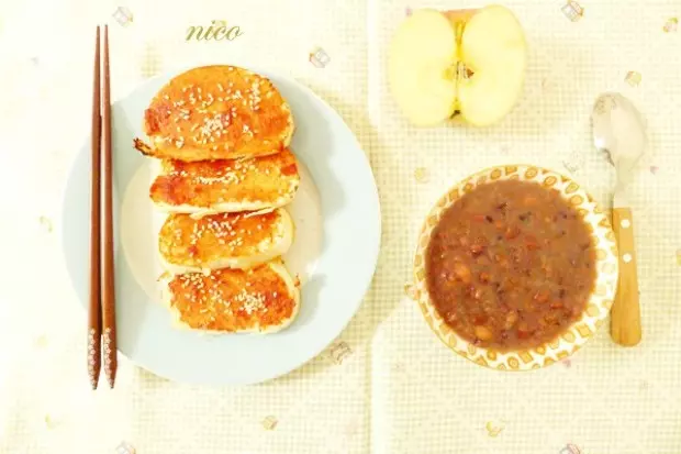 中式早餐：紅豆雜糧粥+腐乳烤饅頭片+蘋果