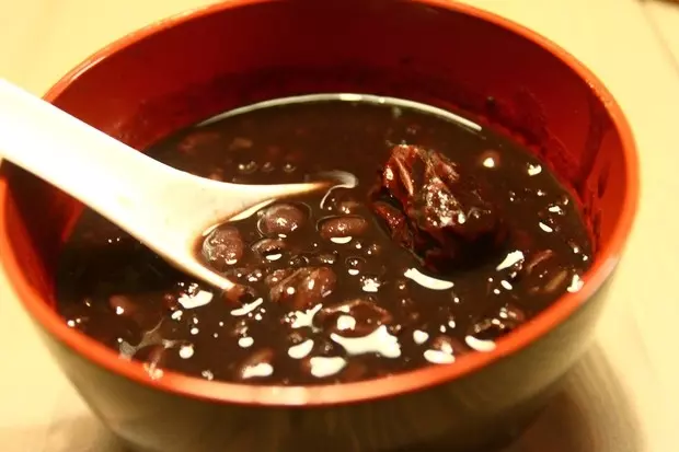 红枣黑米红豆粥
