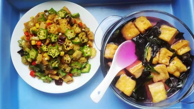 这样做秋葵，可口度5分丨酸菜炒秋葵&amp;野菜豆腐果汤 · 圆满素食