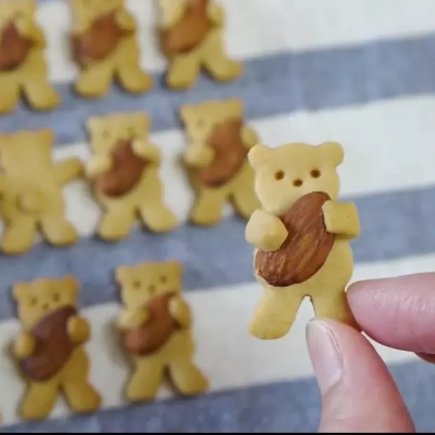 Rugby Football Bear Biscuits 抱杏仁儿的小熊饼干（还可以制作可烘焙的M&amp;M豆版本）by あっ、 妄想