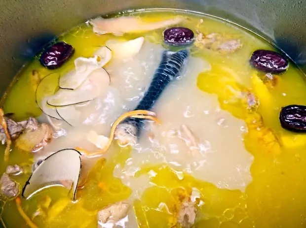 花膠響螺海底椰蟲草花燉土雞湯