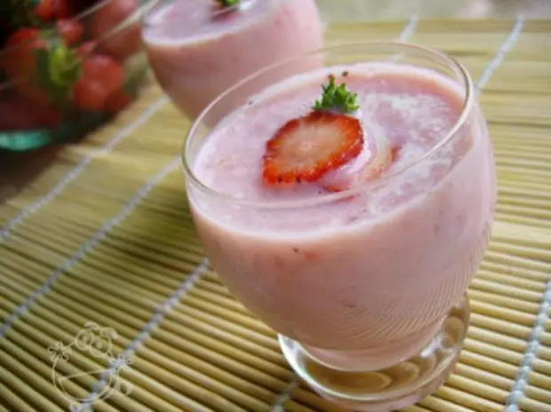 西瓜草莓奶昔