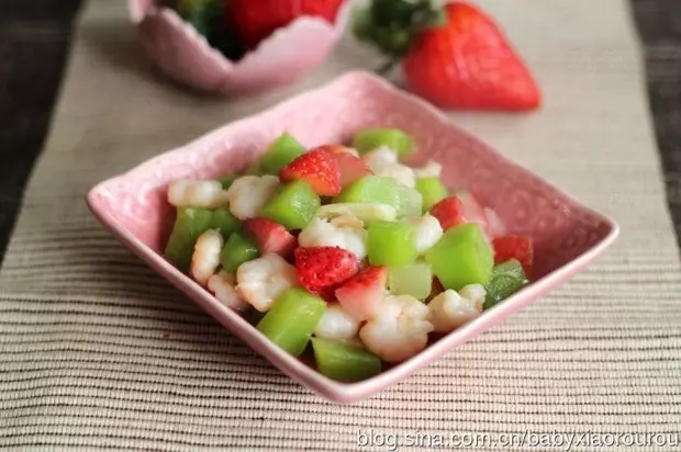 草莓莴笋丁炒虾球