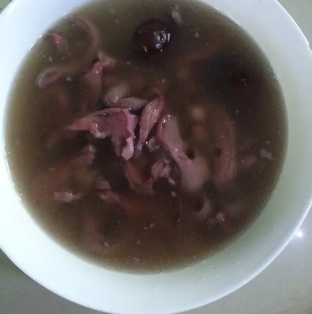 红枣花生炖猪肚汤