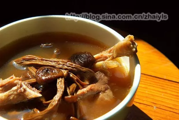 茶树菇煲鸡汤