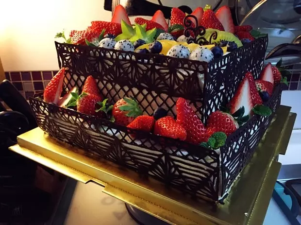 巧克力围边水果蛋糕