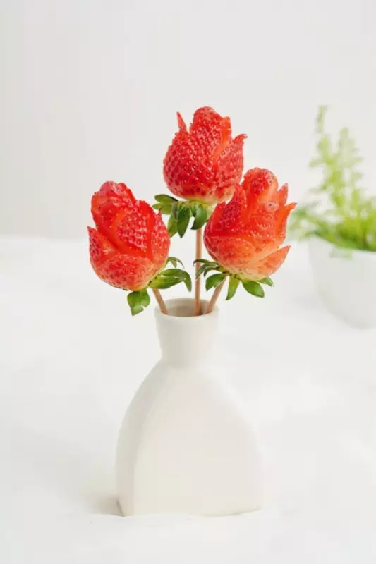 草莓玫瑰花——讓草莓一分鐘變玫瑰