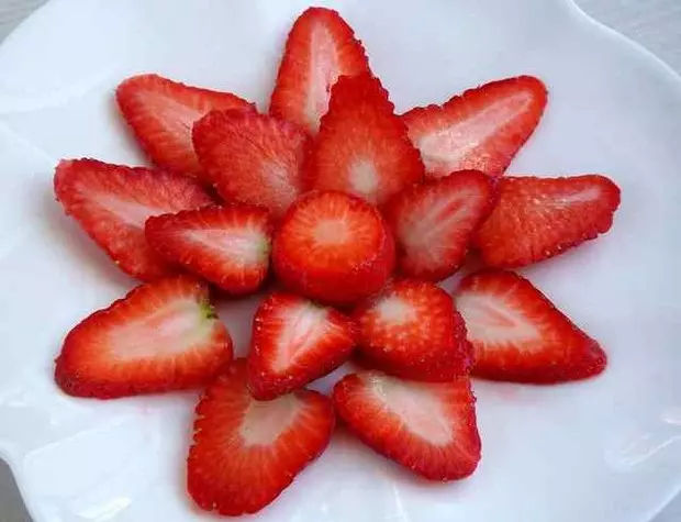 【給冬天來點兒顏色 – DIY草莓水果拼盤】