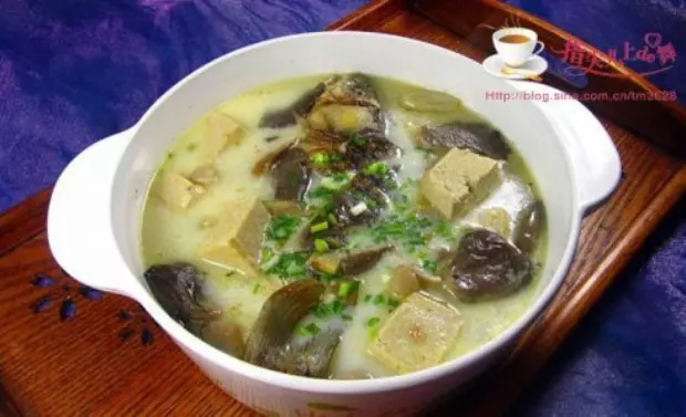 豆腐蘑菇燉鯽魚