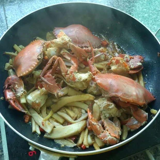 鸡腿菇炒肉蟹