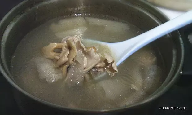 鸡油菌竹荪炖小排汤