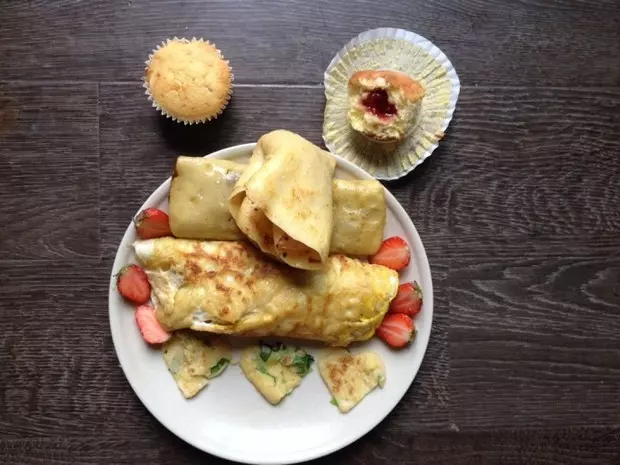 早餐---煎饼果子(自制薄脆)+草莓爆浆玛芬