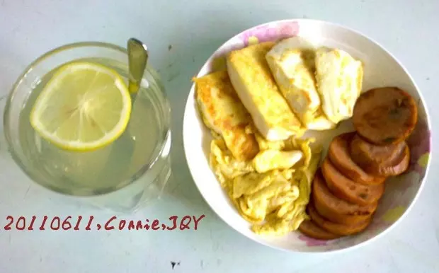 早餐：鸡蛋煎馒头+煎火腿+柠檬蜂蜜水