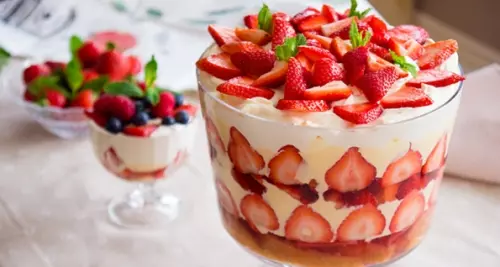夏日甜点-经典英式Trifle草莓布丁杯