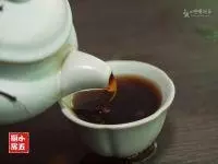【一盅神仙茶，年轻10岁减8斤！水肿、便秘不药而愈】