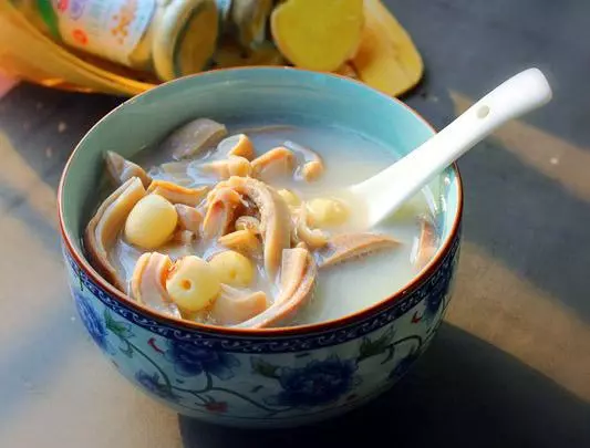 莲子胡椒猪肚汤的做法