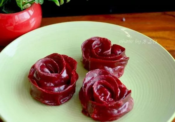 玫瑰花煎饺的做法