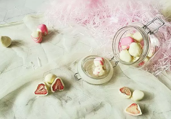 凍乾草莓夾心巧克力的做法