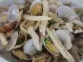 杏鲍菇炒花蛤的做法