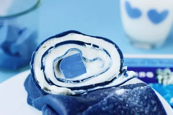 蓝色奶冻毛巾卷的做法