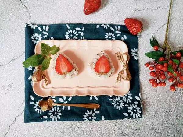 草莓藜麦饭团的做法