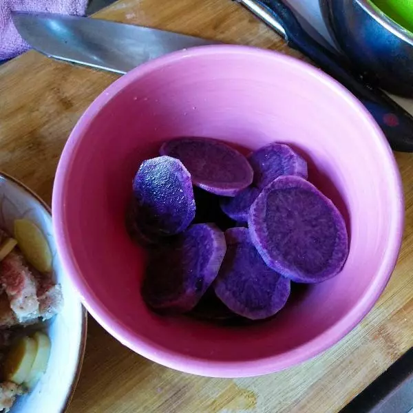 紫土豆粉蒸大排