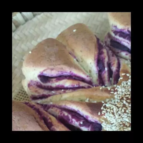 紫薯亚麻花式面包