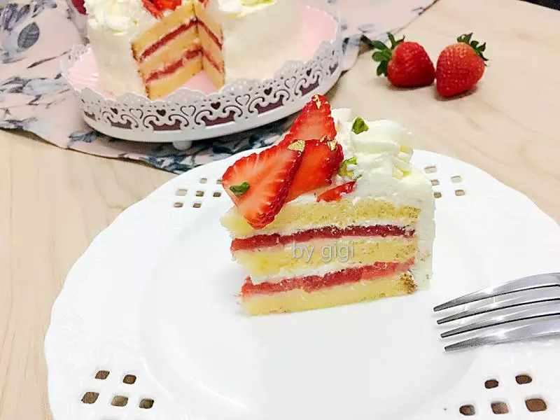 草莓冻夹层奶油蛋糕