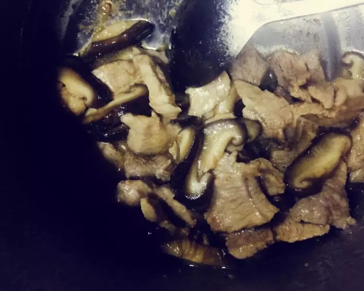 电煮锅香菇炒肉