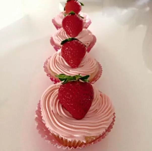 奶油奶酪草莓杯子小蛋糕 | cream cheese strawberry cupcake