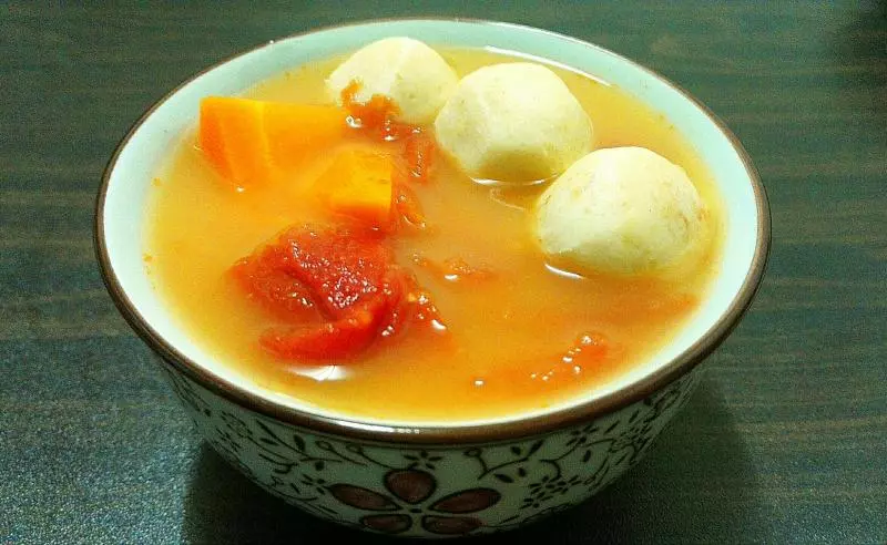 玛瑙白玉汤（西红柿胡萝卜鱼丸汤）
