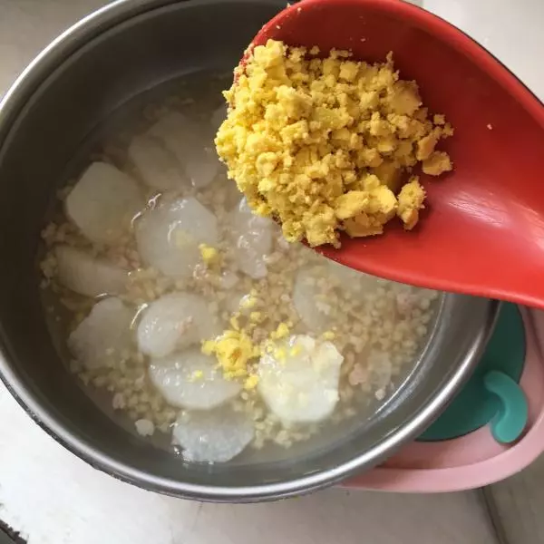 宝宝瘦肉山药小米粥+蛋黄