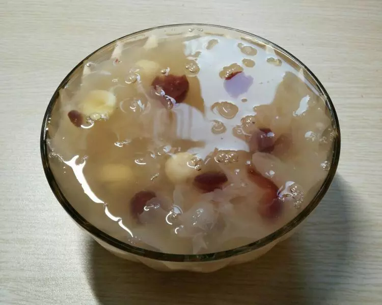 莲子银耳蔓越莓桂蜜汤