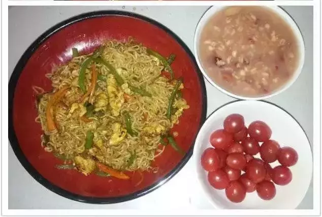 鲜蔬炒方便面+圣女果+红豆粥