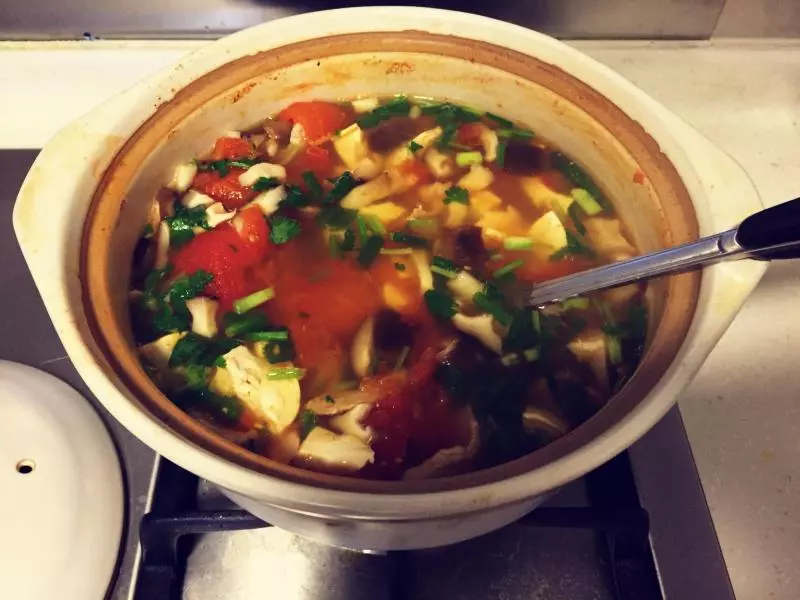 番茄豆腐鲜菇汤
