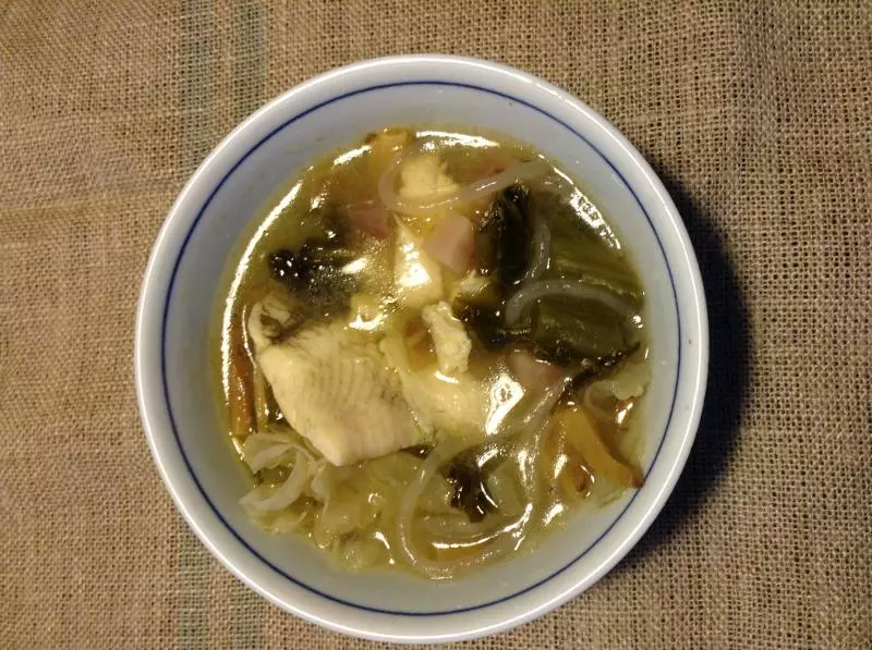 简版酸菜鱼（加了银耳，黄花菜和自制泡菜）