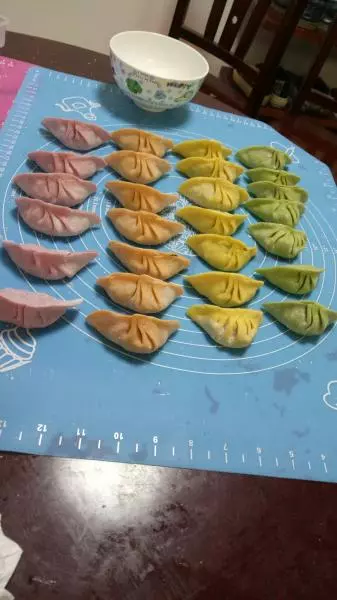 果蔬五彩饺子