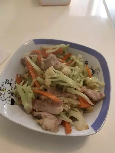 五花肉胡萝卜炒花菜