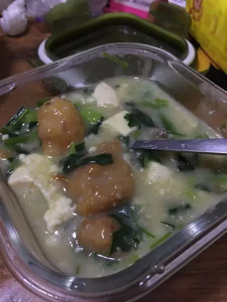 菠菜素丸子面汤