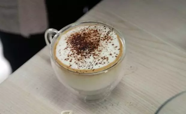 用AAA胶囊咖啡机做简单的卡布奇诺咖啡