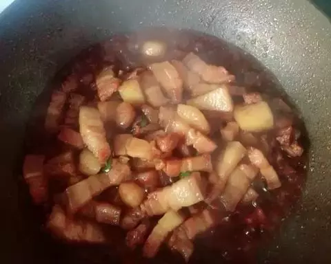 土豆闷红烧肉