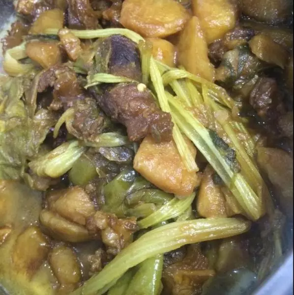 韩式土豆芹菜炖牛筋