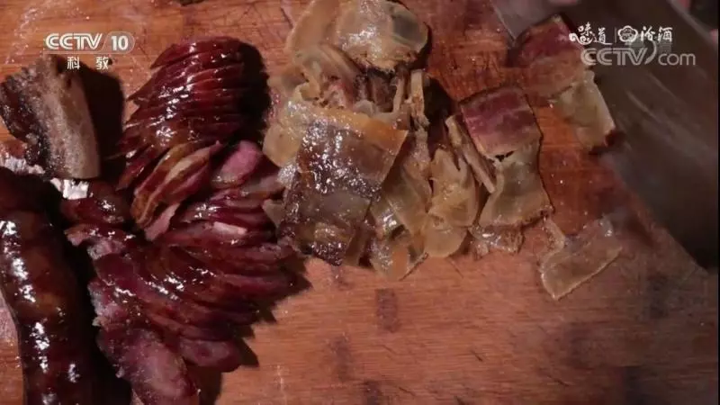 央視《味道》:桐梓人薰香腸和臘肉的做法