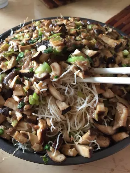 鲜菇芹菜焗米线