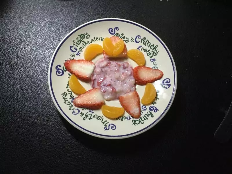 水果拼盘配草莓奶昔