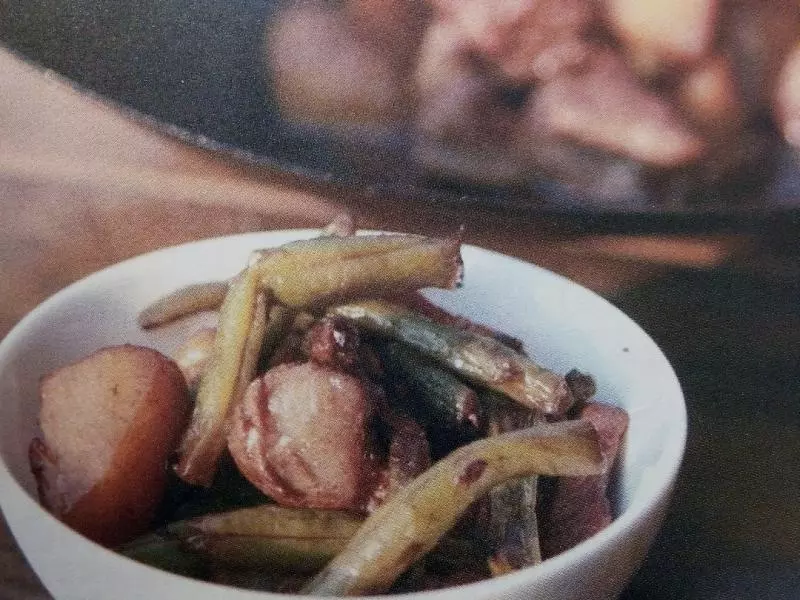 铁锅排骨土豆炖豆角
