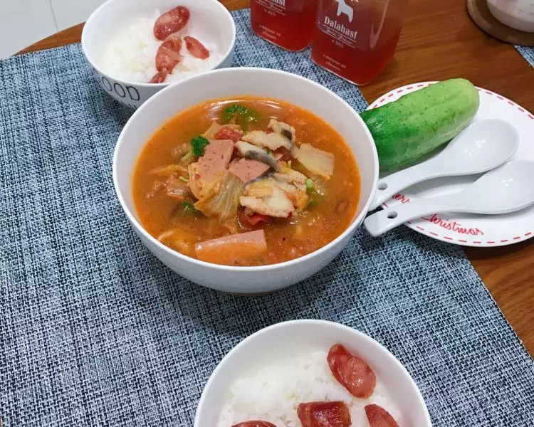番茄泡菜海鲜汤配米饭