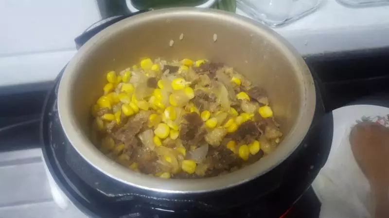 牛腩玉米煲饭